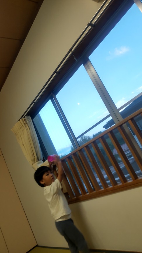 おつきさまを　たべちゃう