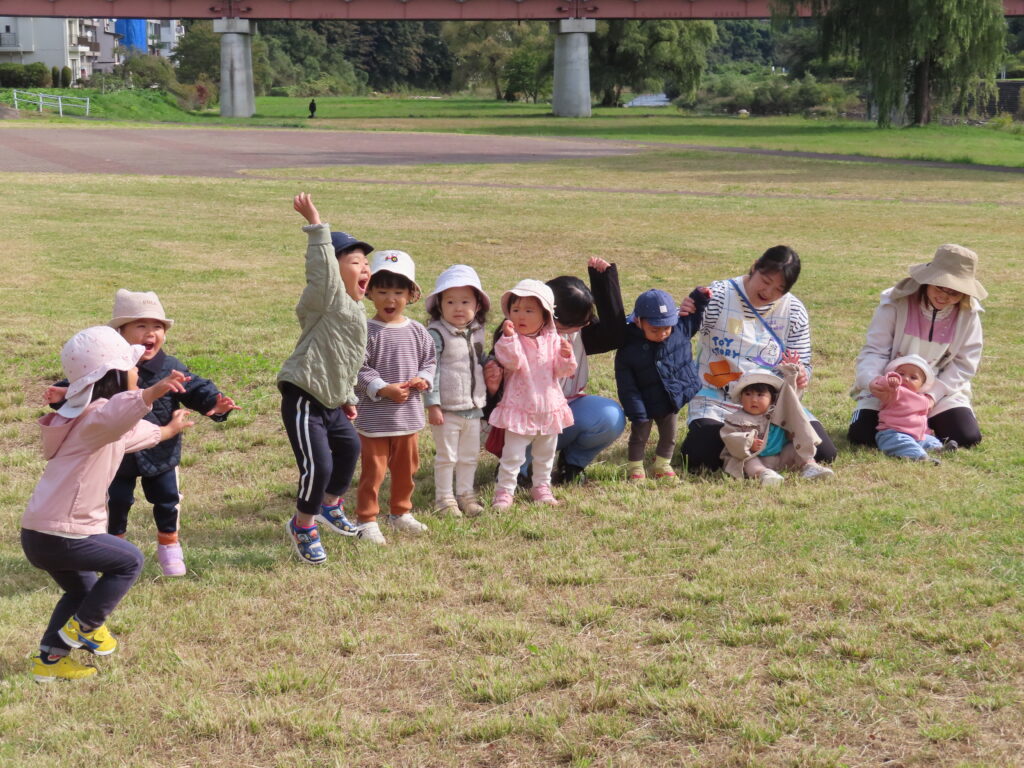 <p>親子行事「原っぱであそぼう!」開催しました!</p>
<p>いつものお散歩に出発すると、東屋にお父さんお母さんが待っていてくれて!嬉しい子ども達♥</p>
<p>みんなで踊ったり、かけっこをしたり、カブになって抜かれたり‼「あはは!うふふ!」とたくさんの笑顔が見られました。</p>
<p>子ども達だけじゃなく保護者の方々にもかけっこやパン食い競争など楽しんでもらえたかな⁉と思っています☆</p>
<p>秋空の下、みんなで楽しい時間をすごせました!</p>
写真3