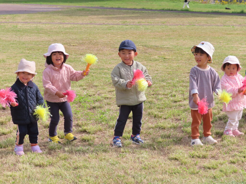 <p>親子行事「原っぱであそぼう!」開催しました!</p>
<p>いつものお散歩に出発すると、東屋にお父さんお母さんが待っていてくれて!嬉しい子ども達♥</p>
<p>みんなで踊ったり、かけっこをしたり、カブになって抜かれたり‼「あはは!うふふ!」とたくさんの笑顔が見られました。</p>
<p>子ども達だけじゃなく保護者の方々にもかけっこやパン食い競争など楽しんでもらえたかな⁉と思っています☆</p>
<p>秋空の下、みんなで楽しい時間をすごせました!</p>
写真4