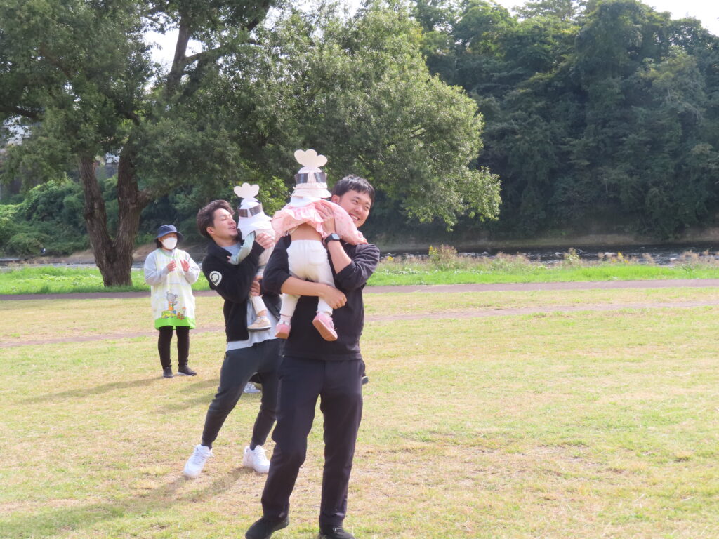 <p>親子行事「原っぱであそぼう!」開催しました!</p>
<p>いつものお散歩に出発すると、東屋にお父さんお母さんが待っていてくれて!嬉しい子ども達♥</p>
<p>みんなで踊ったり、かけっこをしたり、カブになって抜かれたり‼「あはは!うふふ!」とたくさんの笑顔が見られました。</p>
<p>子ども達だけじゃなく保護者の方々にもかけっこやパン食い競争など楽しんでもらえたかな⁉と思っています☆</p>
<p>秋空の下、みんなで楽しい時間をすごせました!</p>
写真5