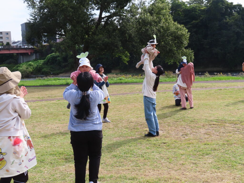 <p>親子行事「原っぱであそぼう!」開催しました!</p>
<p>いつものお散歩に出発すると、東屋にお父さんお母さんが待っていてくれて!嬉しい子ども達♥</p>
<p>みんなで踊ったり、かけっこをしたり、カブになって抜かれたり‼「あはは!うふふ!」とたくさんの笑顔が見られました。</p>
<p>子ども達だけじゃなく保護者の方々にもかけっこやパン食い競争など楽しんでもらえたかな⁉と思っています☆</p>
<p>秋空の下、みんなで楽しい時間をすごせました!</p>
写真6