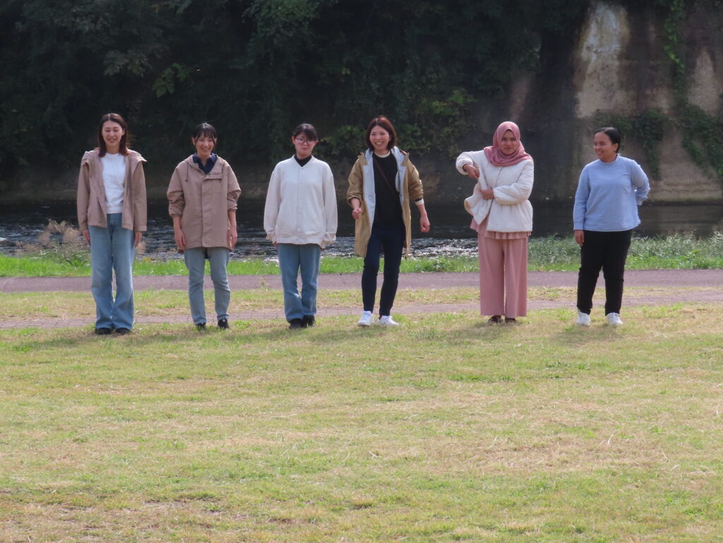 <p>親子行事「原っぱであそぼう!」開催しました!</p>
<p>いつものお散歩に出発すると、東屋にお父さんお母さんが待っていてくれて!嬉しい子ども達♥</p>
<p>みんなで踊ったり、かけっこをしたり、カブになって抜かれたり‼「あはは!うふふ!」とたくさんの笑顔が見られました。</p>
<p>子ども達だけじゃなく保護者の方々にもかけっこやパン食い競争など楽しんでもらえたかな⁉と思っています☆</p>
<p>秋空の下、みんなで楽しい時間をすごせました!</p>
写真7