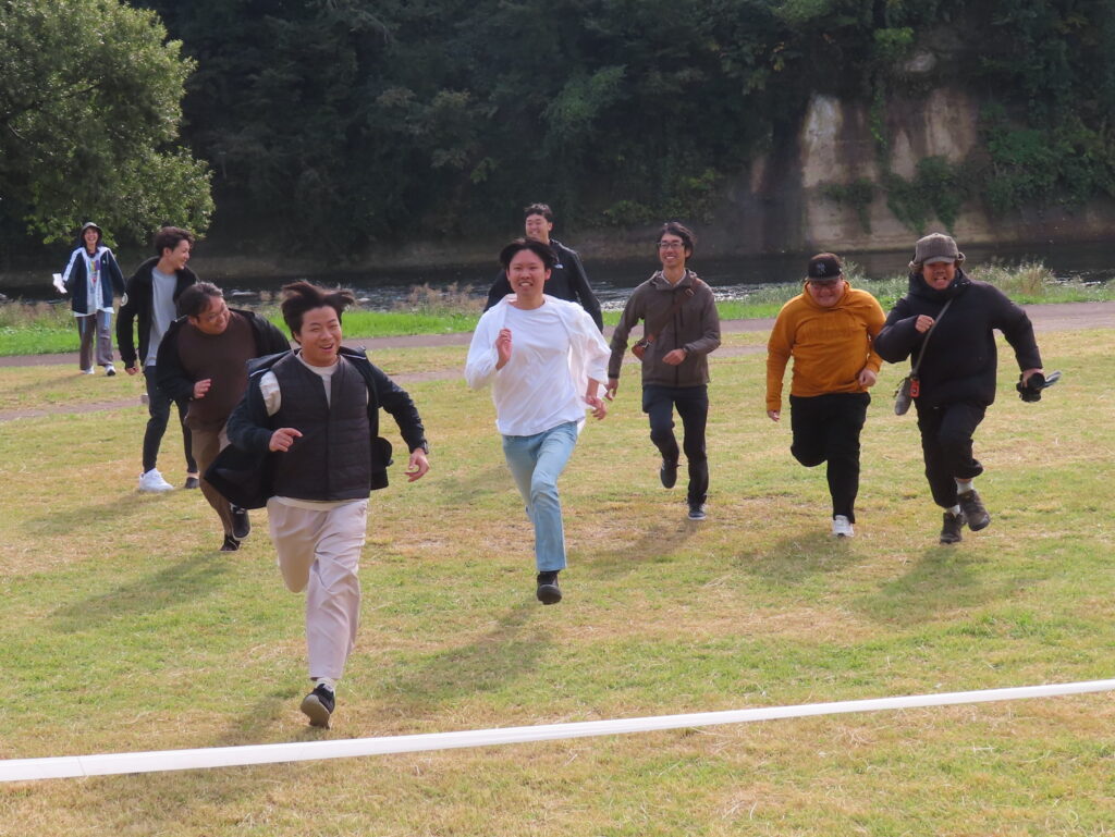 <p>親子行事「原っぱであそぼう!」開催しました!</p>
<p>いつものお散歩に出発すると、東屋にお父さんお母さんが待っていてくれて!嬉しい子ども達♥</p>
<p>みんなで踊ったり、かけっこをしたり、カブになって抜かれたり‼「あはは!うふふ!」とたくさんの笑顔が見られました。</p>
<p>子ども達だけじゃなく保護者の方々にもかけっこやパン食い競争など楽しんでもらえたかな⁉と思っています☆</p>
<p>秋空の下、みんなで楽しい時間をすごせました!</p>
写真8