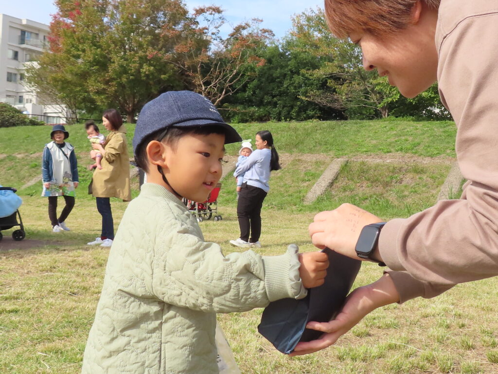 <p>親子行事「原っぱであそぼう!」開催しました!</p>
<p>いつものお散歩に出発すると、東屋にお父さんお母さんが待っていてくれて!嬉しい子ども達♥</p>
<p>みんなで踊ったり、かけっこをしたり、カブになって抜かれたり‼「あはは!うふふ!」とたくさんの笑顔が見られました。</p>
<p>子ども達だけじゃなく保護者の方々にもかけっこやパン食い競争など楽しんでもらえたかな⁉と思っています☆</p>
<p>秋空の下、みんなで楽しい時間をすごせました!</p>
写真9