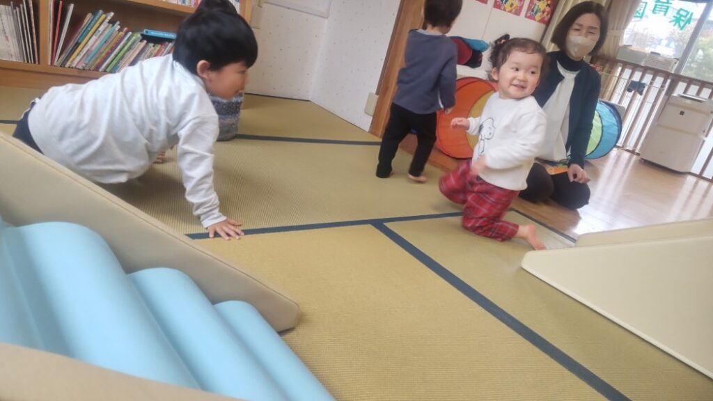 <p>今日は 雨</p>
<p>室内にて とっておきの遊具を出して</p>
<p>あそびました</p>
<p>安全を 考えて開発された</p>
<p>クッションを 強力マジックテープで くっつけて 組み立てる すべりだいなど…</p>
<p>やさしい手触りと ふよんふよん ふわんふわん と お尻さわりも 気持ちがいいものです</p>
<p>こんなことしたら危ないから気をつけましょう の お約束確認のあと</p>
<p>さっそく 飛びつくように あそびはじめました</p>
<p>しかし 身体能力 運動神経抜群の 大きいさんともなると</p>
<p>安全すぎて ちょっぴり 物足りない様子</p>
<p>ただ のぼって滑るのではなく</p>
<p>腹ばいになったり</p>
<p>正座してみたり</p>
<p>とんでみたり…</p>
<p>どんどん スリルのあるやり方を 発見してあそんでいました</p>
<p>ぶつかったり…の 大事故が 発生しないように!の細心の注意は はらいつつも</p>
<p>知恵と工夫を 最大限に 発揮して</p>
<p>どんどん進化させていく あそびっぷりに</p>
<p>ちょっと 惚れ惚れしてしまいましたよ</p>
<p> </p>
<p> </p>
写真3