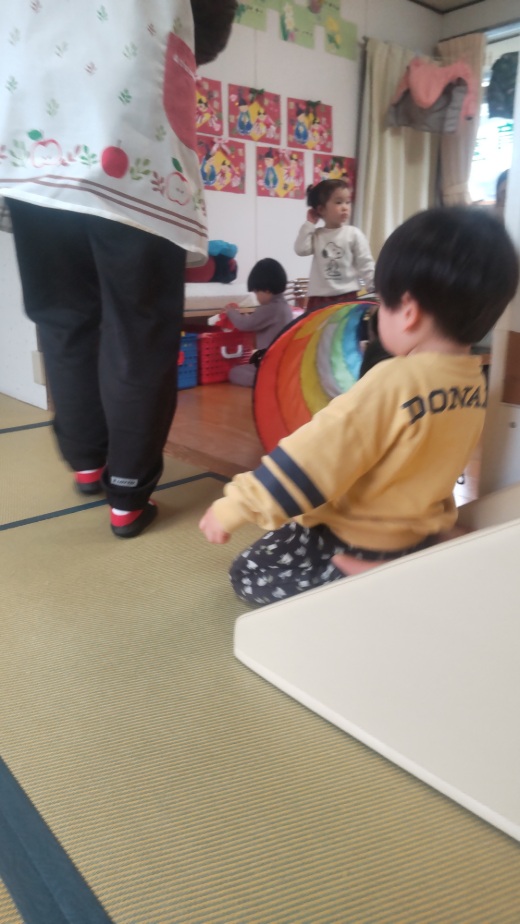 <p>今日は 雨</p>
<p>室内にて とっておきの遊具を出して</p>
<p>あそびました</p>
<p>安全を 考えて開発された</p>
<p>クッションを 強力マジックテープで くっつけて 組み立てる すべりだいなど…</p>
<p>やさしい手触りと ふよんふよん ふわんふわん と お尻さわりも 気持ちがいいものです</p>
<p>こんなことしたら危ないから気をつけましょう の お約束確認のあと</p>
<p>さっそく 飛びつくように あそびはじめました</p>
<p>しかし 身体能力 運動神経抜群の 大きいさんともなると</p>
<p>安全すぎて ちょっぴり 物足りない様子</p>
<p>ただ のぼって滑るのではなく</p>
<p>腹ばいになったり</p>
<p>正座してみたり</p>
<p>とんでみたり…</p>
<p>どんどん スリルのあるやり方を 発見してあそんでいました</p>
<p>ぶつかったり…の 大事故が 発生しないように!の細心の注意は はらいつつも</p>
<p>知恵と工夫を 最大限に 発揮して</p>
<p>どんどん進化させていく あそびっぷりに</p>
<p>ちょっと 惚れ惚れしてしまいましたよ</p>
<p> </p>
<p> </p>
写真4