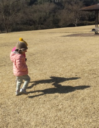 <p>Sさん</p>
<p>「ね てぇ つなご」と Ⅾさんに 声をかけたのですが</p>
<p>今拾った 大事な物を にぎって ポケットに手を入れたばかりで</p>
<p>ことばも まだ ちょっと わからなかったりもして</p>
<p>ん?といった 表情で 立ち尽くしていて</p>
<p>でも なんどか「てぇ つないであそぼ」と 手を差し出し</p>
<p>ポケットに入れていない方に また 手をのばしたら</p>
<p>「あ♪」と わかったようす</p>
<p>そのあと ふたり 手をつないで</p>
<p>くるくるまわったり</p>
<p>一緒に はしったりしていました</p>
<p>とてもとても ほほえましく 美しいひととき</p>
<p>みせてもらいました</p>
<p> </p>
<p> </p>
写真2