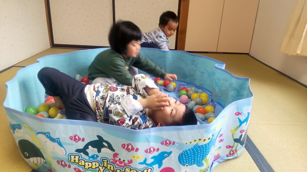 冬のプール遊び